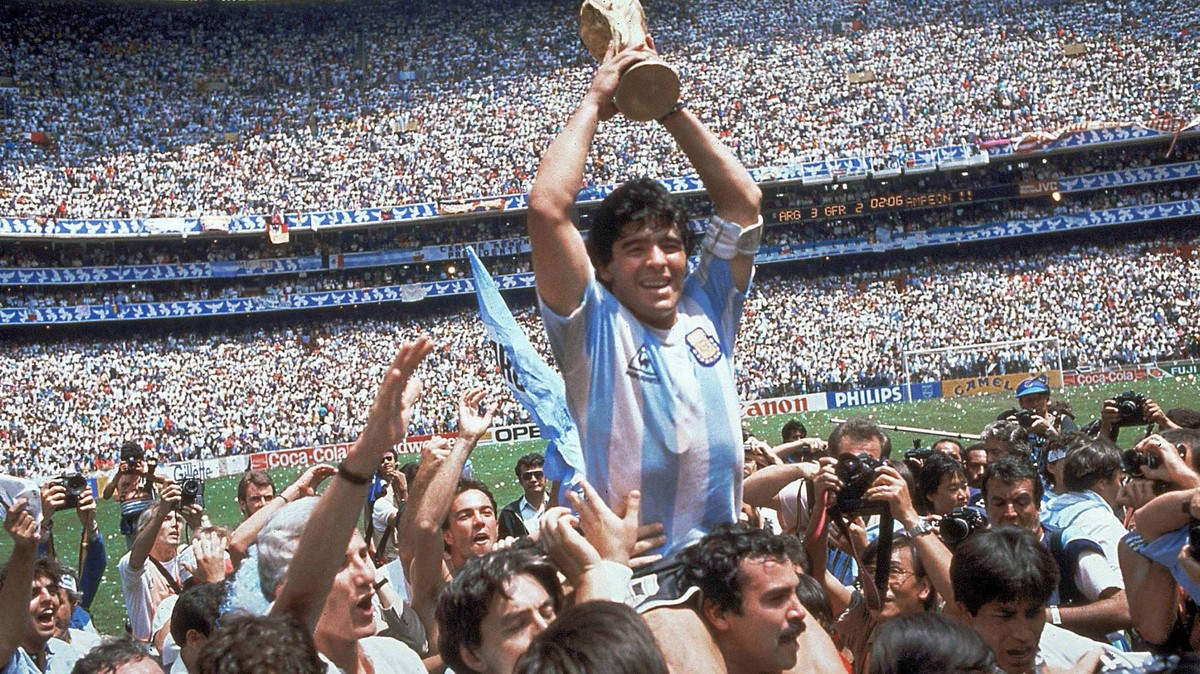 ARCHIV - ZU DEN RUECKBLICKEN AUF DIE WM 1986, 1990 UND 1994 STELLEN WIR IHNEN FOLGENDES BILDMATERIAL ZUR VERFUEGUNG - In this June 29, 1986, photo, Diego Maradona, holds up the trophy, after Argentina ...