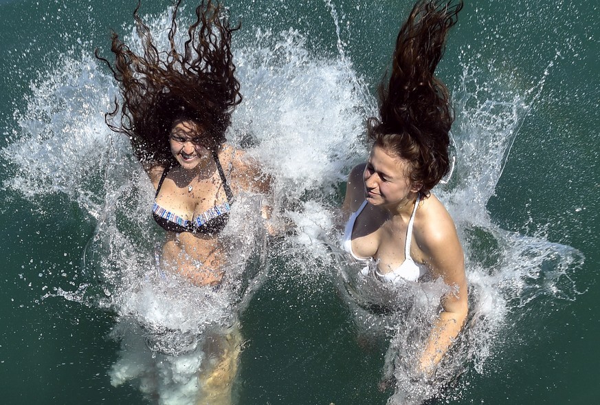 Sprung von Jasmin, links, und Norina, rechts, ins kuehle Nass des Zuerichsee im Thalwil am Samstag, 27. Mai 2017. (KEYSTONE/Walter Bieri)