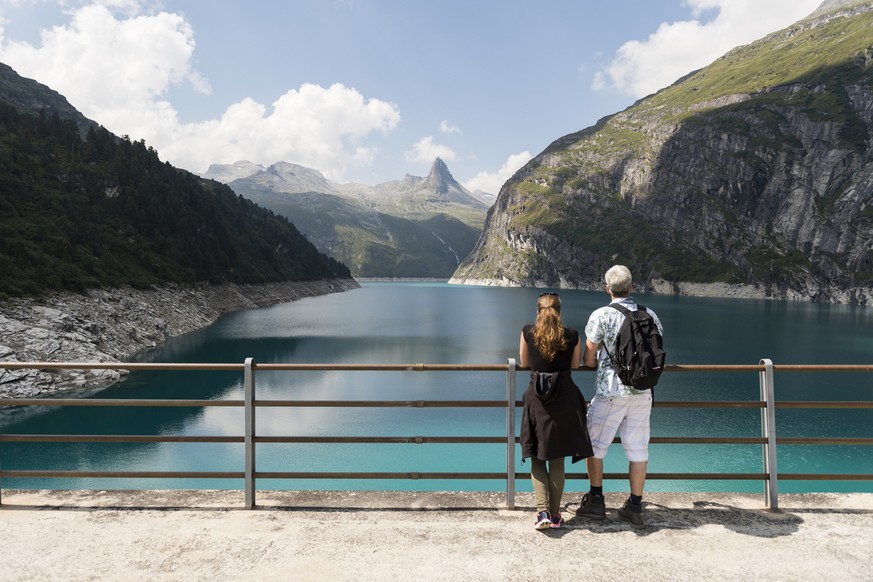 THEMENBILD EIDGENOESSISCHE ABSTIMMUNG ENERGIEGESETZ -- Touristen blicken ueber den Stausee zum Zervreilahorn (2898 Meter ueber Meer), aufgenommen am Dienstag, 11. August 2015, in Vals. Der Berg wird a ...