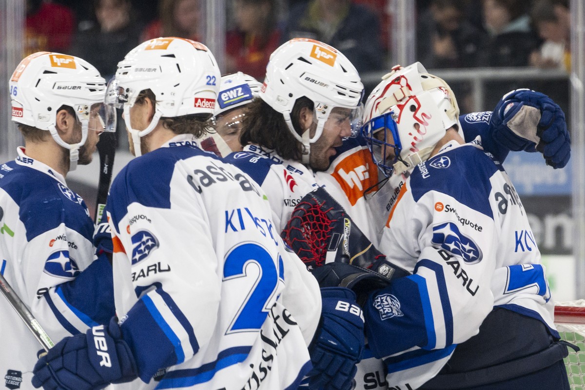 Zuerichs Willy Riedi, 2. von rechts, bedankt sich bei seinem Torhueter Jakub Kovar, rechts, nach der Schlussirene im vierten Eishockey Playoff-Viertelfinalspiel der National League zwischen dem EHC Bi ...