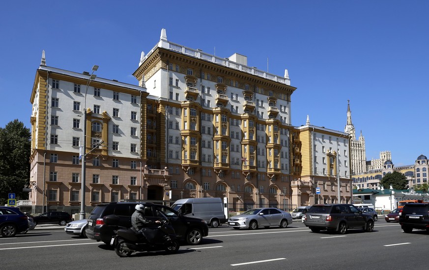 epa06173590 An exterior view of the building of the US Embassy in Moscow, Russia 31 August 2017. The American Embassy reportedly will resume issuing visas for Russian citizens in Moscow from 01 Septem ...