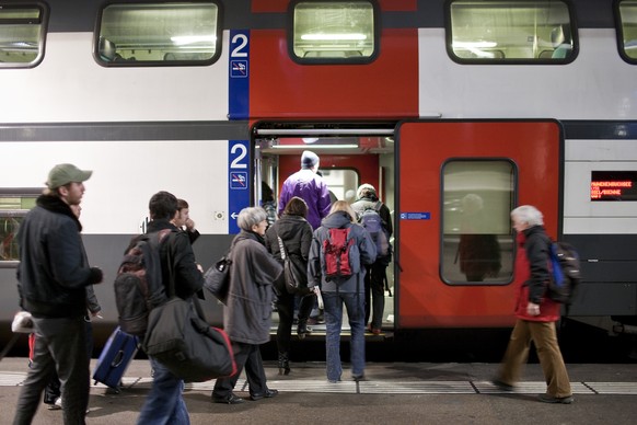 ARCHIVBILD ZUR VERGABE DER FERNVERKEHRSKONZESSIONEN DURCH DAS BAV, AM MONTAG, 23. OKTOBER 2017 - In Berne, Switzerland, travelers step into an InterCity double-deck train of the Swiss Federal Railways ...