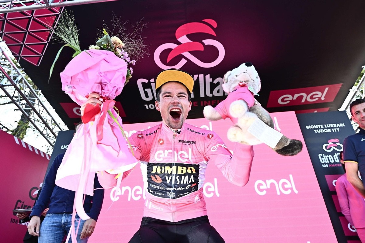 epa10658053 Slovenian rider Primoz Roglic of team Jumbo Visma team wearing the overall leader's pink jersey celebrates on the podium after the 20th stage of the 2023 Giro d'Italia cycling ra ...