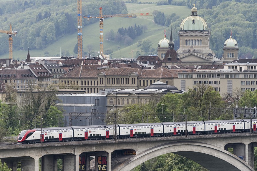 Der neue Fernverkehrszug der SBB „FV Dosto“ verlaesst den Bahnhof und passiert das Bundeshaus, am Donnerstag, 11. Mai 2017 in Bern. (KEYSTONE/Alessandro della Valle)