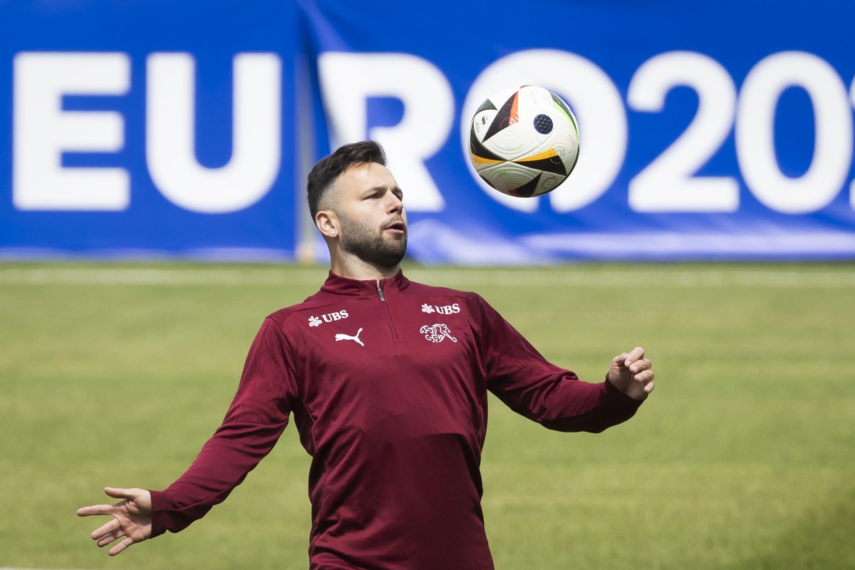 Switzerland's Renato Steffen warms up during a training session at the "Stadion auf der Waldau" in Stuttgart, Germany, Sunday, June 16, 2024. The Swiss national soccer team is based in  ...