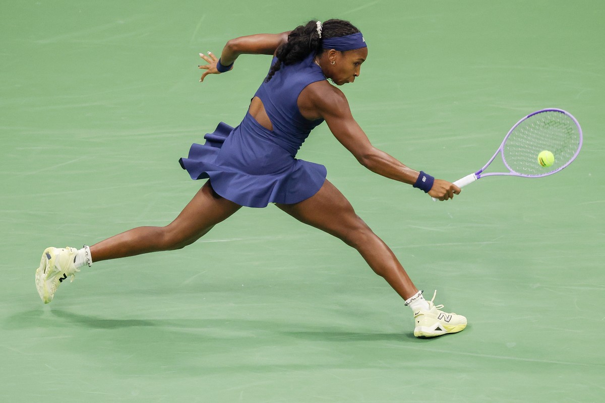 epa13221302 Coco Gauff of the USA in action against Iva Jovic of the USA during their Womens Singles round 4 match of the US Open Tennis Championships at the USTA Billie Jean King National Tennis Cen ...