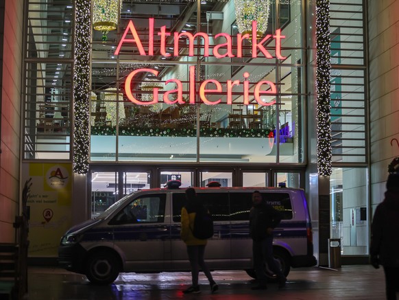 December 10, 2022, Saxony, Dresden: A police car is parked in front of the closed Altmarktgalerie.  A hostage-taking had taken place here in the morning.  Photo: Jan Woitas/dpa +++ dpa image radio +++