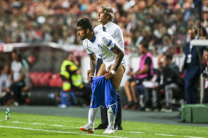 epa07011336 Italy&#039;s Emerson Palmieri (front) changes his shorts during the UEFA Nations League soccer match betwen Portugal and Italy in Lisbon, Portugal, 10 September 2018. EPA/JOSE SENA GOULAO