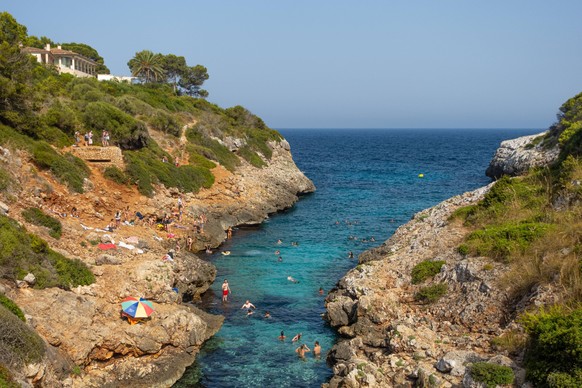Die Badebucht Cala Muta auf Mallorca Menschen baden in der Bucht Cala Muta auf Mallorca. Porto Cristo Cala Muta Mallorca Spanien / Mallorca *** Cala Muta Beach on Mallorca People swimming in Cala Muta ...