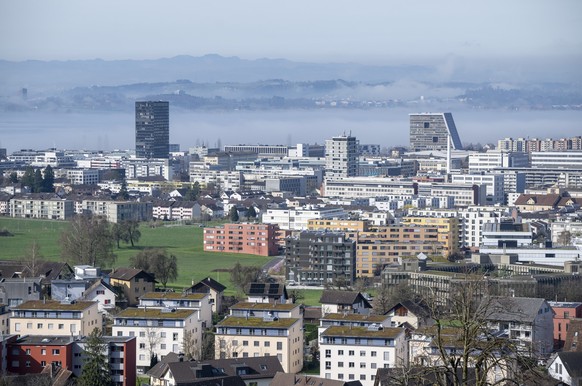 Ein Uebersicht ueber die Stadt Zug mit Wohnhaeusern und auch vielen Buerogebaeuden am Mittwoch, 20. Maerz 2024 in Zug. (KEYSTONE/Urs Flueeler).