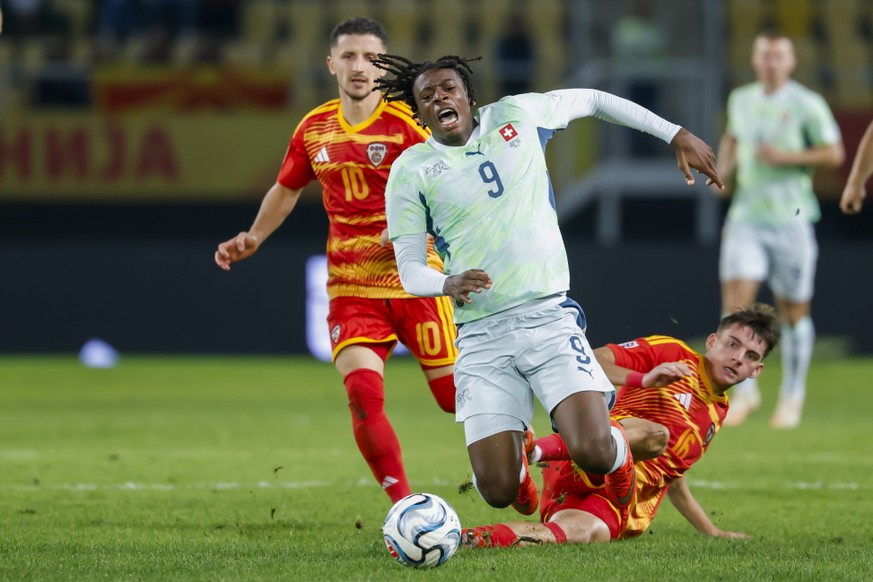 epa13265519 Switzerland's Johan Manzambi (L) fights for the ball with North Macedonia's Matej Gashtarov during the UEFA Nations League soccer match between North Macedonia and Switzerland in ...