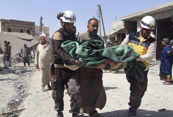 Weisshelme versorgen ein Opfer in der Provinz Idlib.
