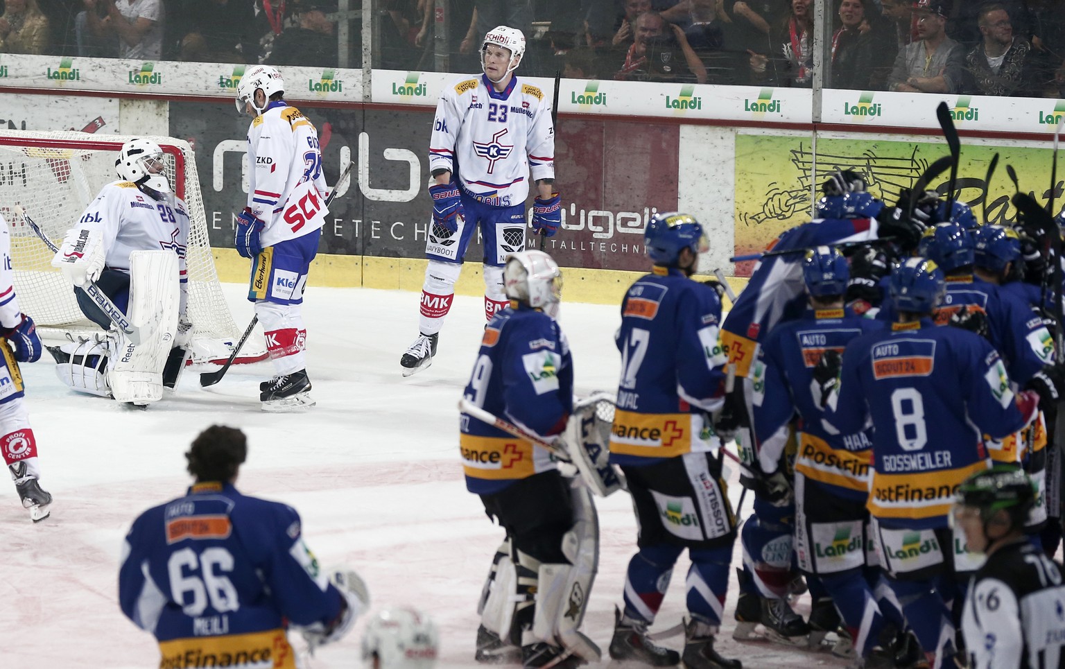 Biels Spieler jubeln nach dem Sieg gegen Kloten. Martin Gerber, Rene Back und Tommi Santala gehen einmal mehr als Verlierer vom Platz.