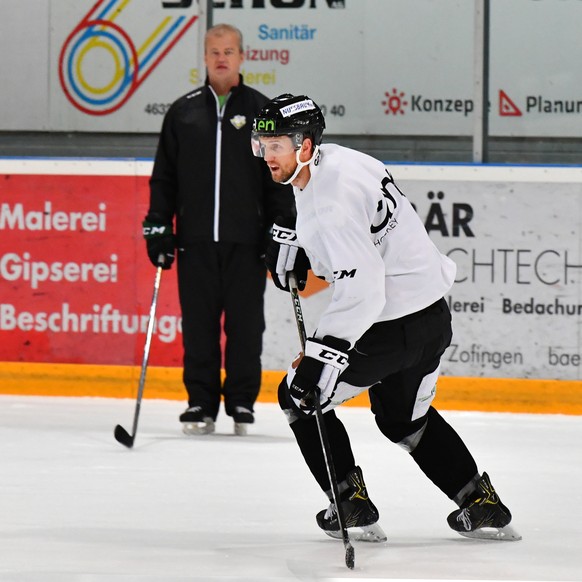 Erstes Training mit dem neuen EHCO-Kanadier Jay McClement unter den wachsamen Augen des Trainers und noch immer mit Jetlag - und im Interview mit Silvan Hartmann und Marcel Kuchta