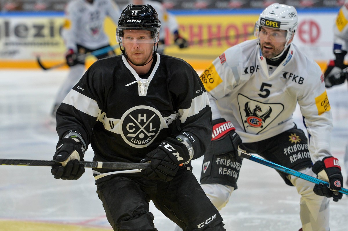 08.09.2020, Lugano, Corner Arena, Friendly Match: HC Lugano - HC Fribourg-Gotteron, 72 Tim Heed Lugano against 5 Philippe Furrer Fribourg Lugano Ticino Switzerland *** 08 09 2020, Lugano, Corner Arena ...