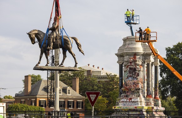 epa09455135 Workers remove the statue of Confederate General Robert E. Lee in Richmond, Virginia, USA, 08 September 2021. Erected more than 130 years ago, it is the largest confederate statue in the U ...