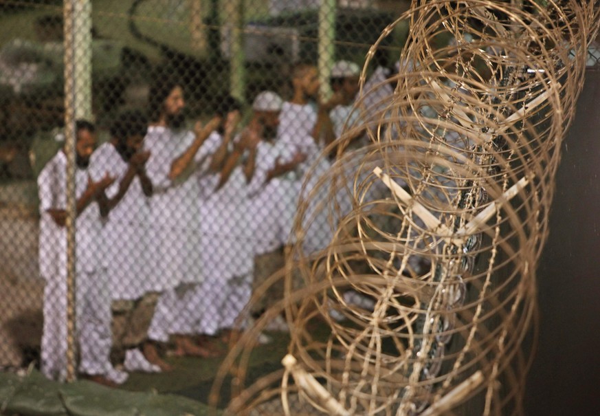 Guantanamo-Häftlinge beim Morgengebet (2009).<br data-editable="remove">