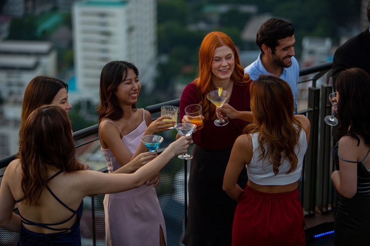 Drinks Rooftop Bar Cocktails friends Freunde Symbolbild drink