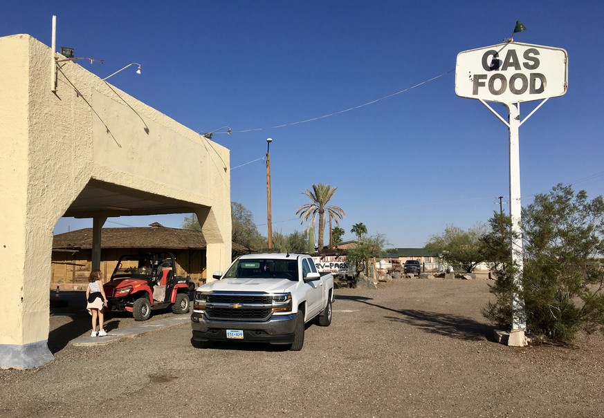 Conde&#039;s Middle of Nowhere Gas Station, Arizona chevrolet pickup truck baroni usa