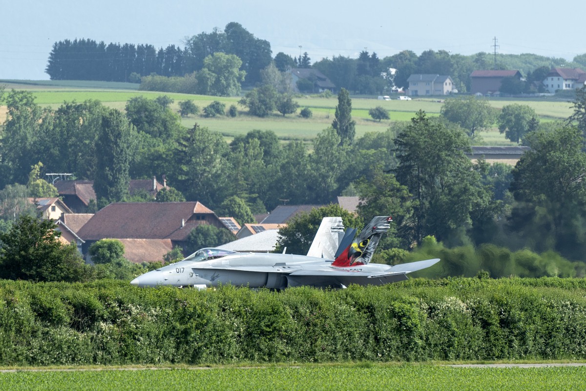 Ein Kampfflugzeugen des.Typs F/A-18 landet auf der Autobahn A1 bei Payerne bei der Armeeuebeung Alpha Uno, am Mittwoch, 5. Juni 2024, auf dem Autobahnabschnitt A1 in Payerne. Seit den 70er Jahren sper ...