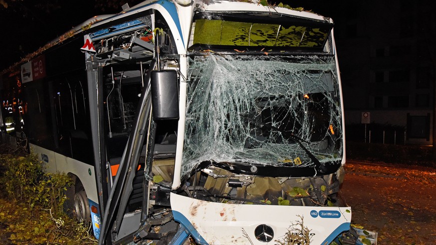 Mindestens vier Personen sind am späten Montagabend (20. November 2017) bei einem Unfall in Zürich leicht verletzt worden: Ein Bus der Verkehrsbetriebe Zürich (VBZ) war im Zürcher Quartier Sihlfeld vo ...