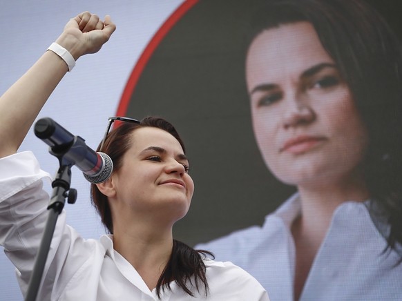 Swetlana Tichanowskaja, Kandidatin bei der Pr�sidentenwahl in Belarus und Ehefrau des prominenten inhaftierten Bloggers Tichanowski, streckt bei einem Wahlkampfauftritt die Faust in die Luft. Foto: Se ...