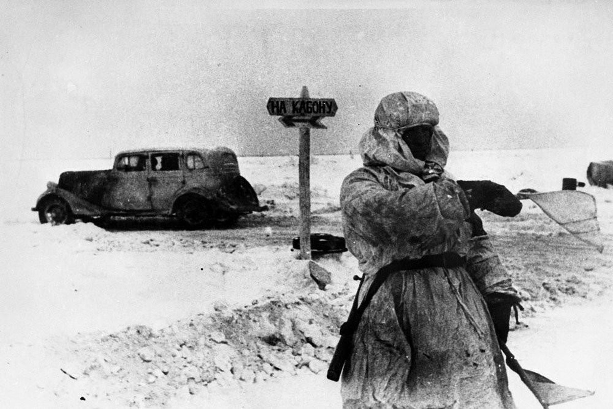 Ein Verkehrslotse auf der Strasse des Lebens, deren offizielle Bezeichnung Militärstrasse 101 lautete.