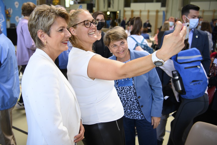 Une femme effectue un selfie avec les conseilleres federales Karin Keller-Sutter, gauche, et Viola Amherd, droite, lors d'un aperitif avec la population de la commune du Chenit pendant l'exc ...