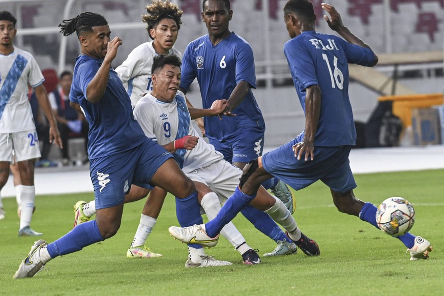 230219 -- JAKARTA, Feb. 19, 2023 -- Jefry Leonardo Bantes Rodriguez C of Guatemala vies for the ball during the U20 International Friendly, Länderspiel, Nationalmannschaft match between Fiji and Guate ...