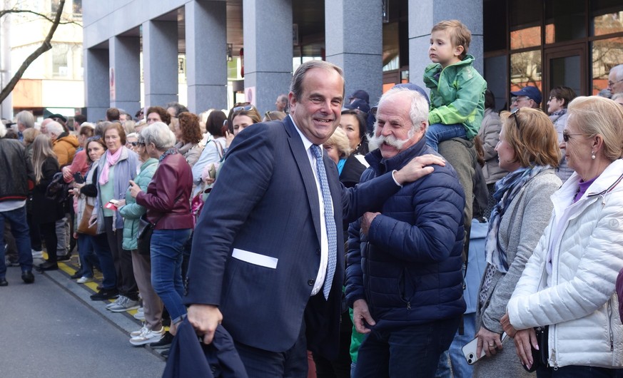 Mit dem abtretenden Mitte-Präsidenten Gerhard Pfister an der offiziellen Wahlfeier von neu gewählten Bundesrat Martin Pfister in Baar, Kanton Zug.