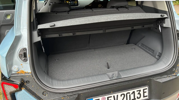 Der Kofferraum (403 Liter Volumen) wirkt auf den ersten Blick nicht sonderlich gross, bietet aber zusätzlich Raum unter der Ladeabdeckung. Werden die Sitze wie hier nach vorn geschoben, entsteht eine  ...