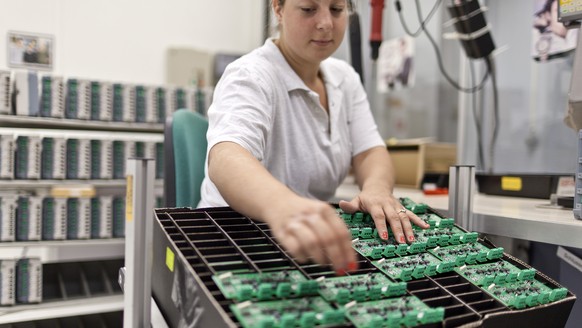 ARCHIVBILD ZUR KONKRETISIERUNG DES BOERSENGANGS VON LANDIS+GYR, AM MITTWOCH, 12. JULI 2017 - Production of industrial power meters at Landis + Gyr, a Swiss company specialized in energy management and ...