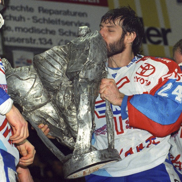 Der Eishockeyspieler Felix Hollenstein des EHC Kloten kuesst am 1. April 1995 im Stadion Schluefweg in Kloten, Schweiz, den Pokal der Schweizer Eishockeymeisterschaft. (KEYSTONE/Str)