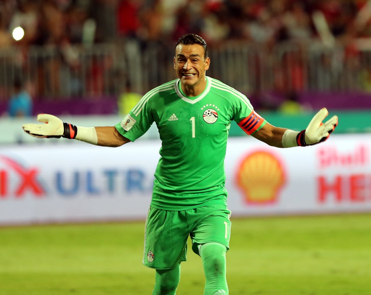 epa06186208 Egypt's goalkepeer Essam El Hadary celebrates during the 2018 FIFA World Cup qualifying soccer match between Egypt and Uganda, in Alexandria, Egypt, 05 September 2017. EPA/KHALED ELFI ...