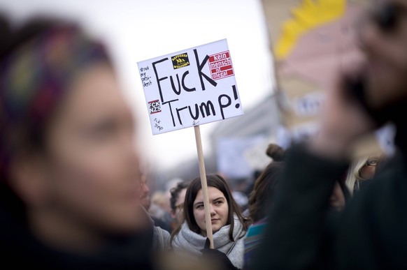Protest against Trump DEU, Deutschland, Germany, Berlin, 04.02.2017 Demonstranten mit Plakat Fuck Trump auf der Demonstration von Deutschen und Amerikanerin unter dem Motto No Ban No Wall, Sofortiges  ...