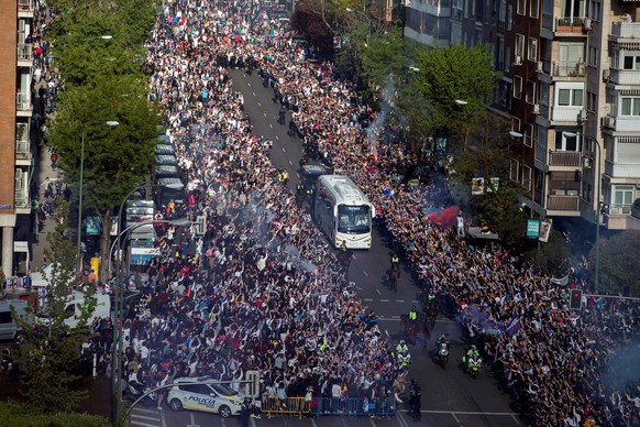 epa06705077 Real Madrid&#039;s supporters cheer next to the bus carrying Real Madrid&#039;s players upon arrival at Santiago Bernabeu stadium in Madrid, Spain, 01 May 2018. Real Madrid will face Bayer ...