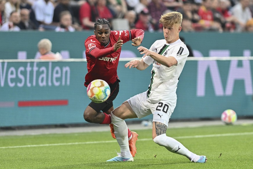 v. li. im Kampf um den Ball Jeremie Frimpong 30, Bayer 04 Leverkusen Luca Netz 20, Borussia Moenchengladbach 21.05.2023 Fussball Bayer 04 Leverkusen vs Borussia Moenchengladbach, BayArena, Leverkusen, ...