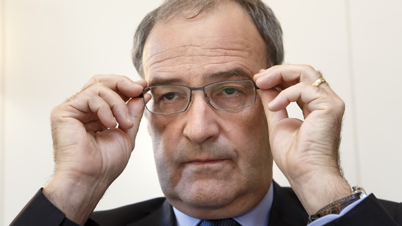 Le conseil national UDC Guy Parmelin attend le debut de la conference de presse pour presenter officiellement sa candidature a la candidature au conseiller federal, ce vendredi 30 octobre 2015 a Montr ...