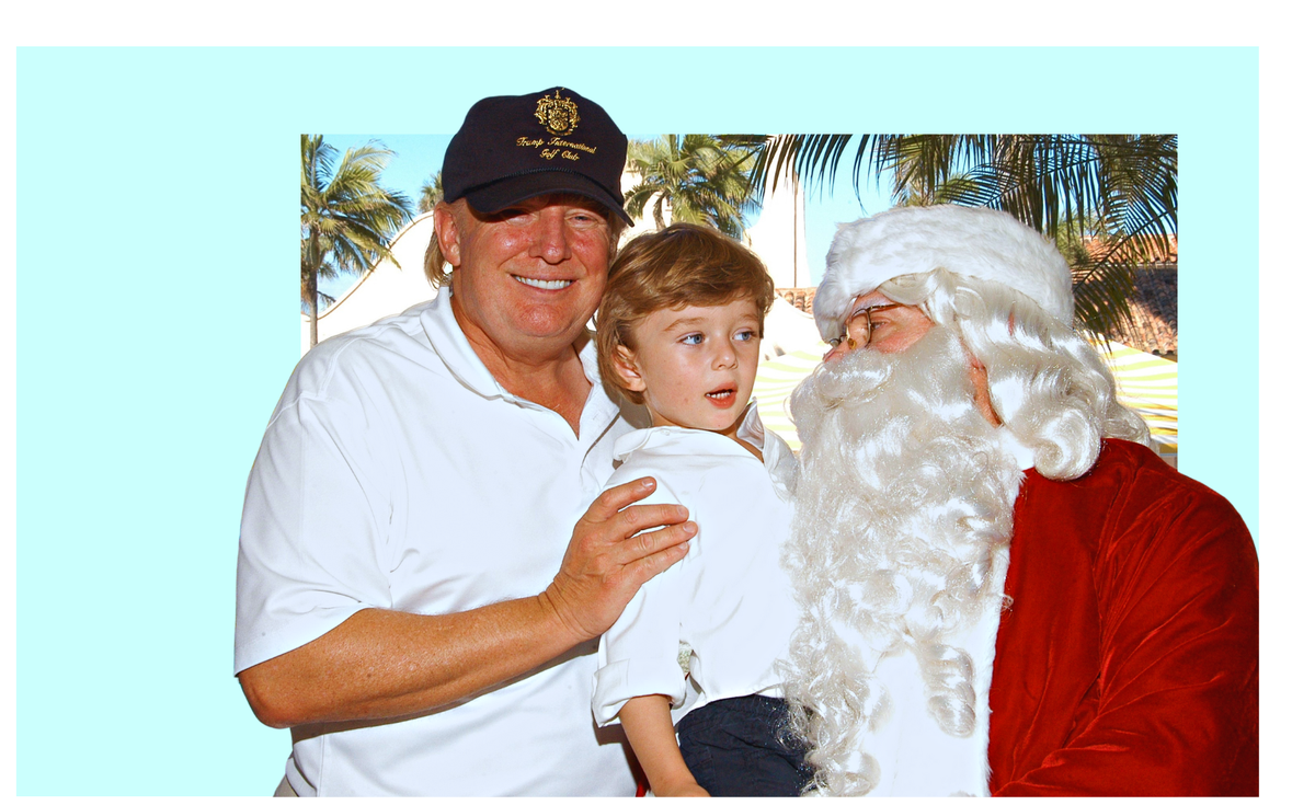 Donald Trump et son fiston Barron, manifestement traumatisé par ce Santa Claus payé une blinde, au manoir de Mar-a-Lago, en Floride, le 25 décembre 2008.
