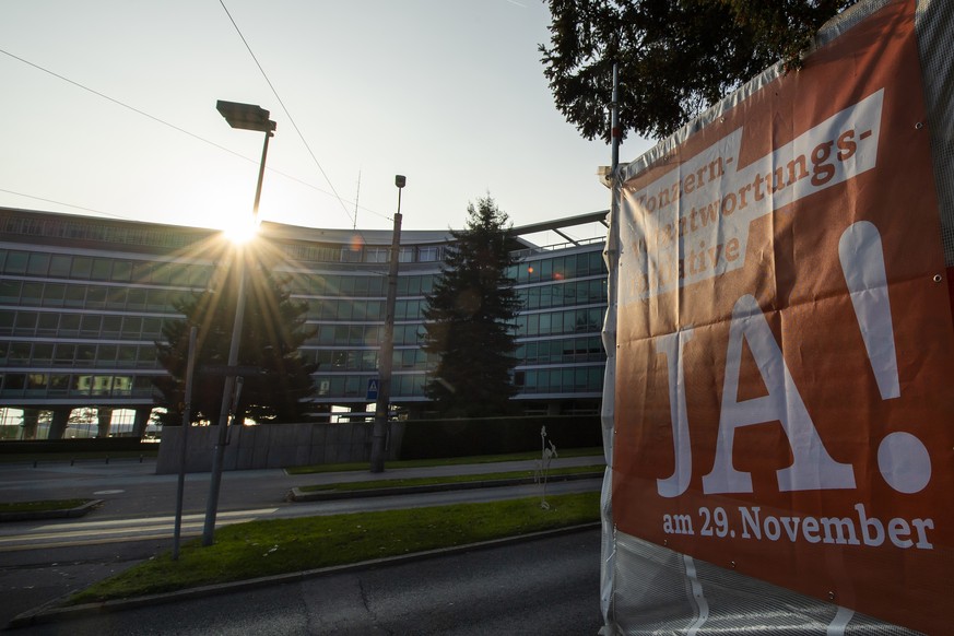 Une banderole en faveur de l&#039;initiative multinationales responsables (Konzernverantwortungsinitiative) est visible devant le siege de la multinationale Nestle le mercredi 11 novembre 2020 a Vevey ...