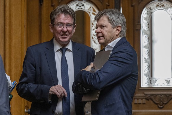 Bundesrat Albert Roesti, links, und Nationalrat Juerg Grossen, GLP-BE, unterhalten sich an der Herbstsession der Eidgenoessischen Raete, am Montag, 16. September 2024, in Bern. (KEYSTONE/Peter Schneid ...