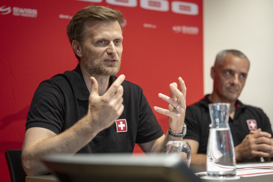 Patrick von Gunten, Direktor der Sport des SIHF, links, spricht neben Cheftrainer Jan Cadieux, rechts, an einem Medienroudtable der Swiss Ice Hockey Federation am Dienstag, 15. September 2026 in Klote ...