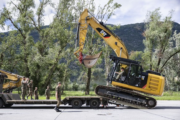 KEYPIX - Soldiers of the Military Disaster Relief, the Katastrophenhilfe Bereitschaftsbatallion (Kata Hi Ber Bat) of the Swiss Army, load heavy machinery onto trailers to aid the site of the catastrop ...