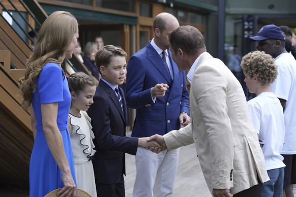 Britain&#039;s Prince William, center, Kate, Princess of Wales, left, Prince George, 3rd left, and Princess Charlotte, 2nd left, meet Steve Backshall as they arrive to attend the men&#039;s singles fi ...