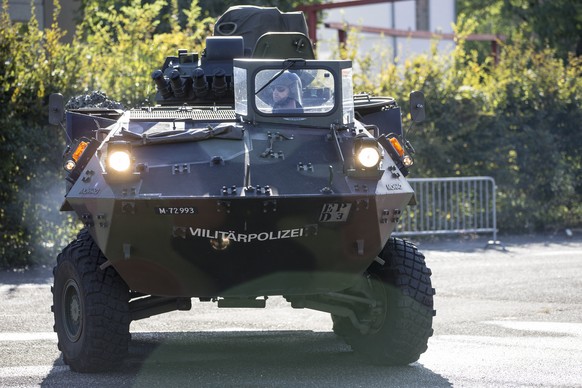 Ein MOWAG Piranha der Militaerpolizei bei einer Uebung auf dem Gelaende des CONEX 15 Volltruppenuebungsplatzes im Industriegebiet von Muttenz BL am Freitag, 18. September 2015. Vom 16.-25. September 2 ...