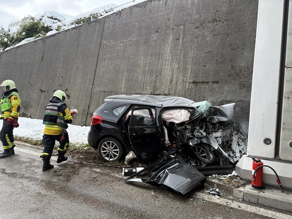 Am Freitag ist ein Mann mit seinem Auto auf der Toggenburgerstrasse gegen ein Tunnelportal geprallt.