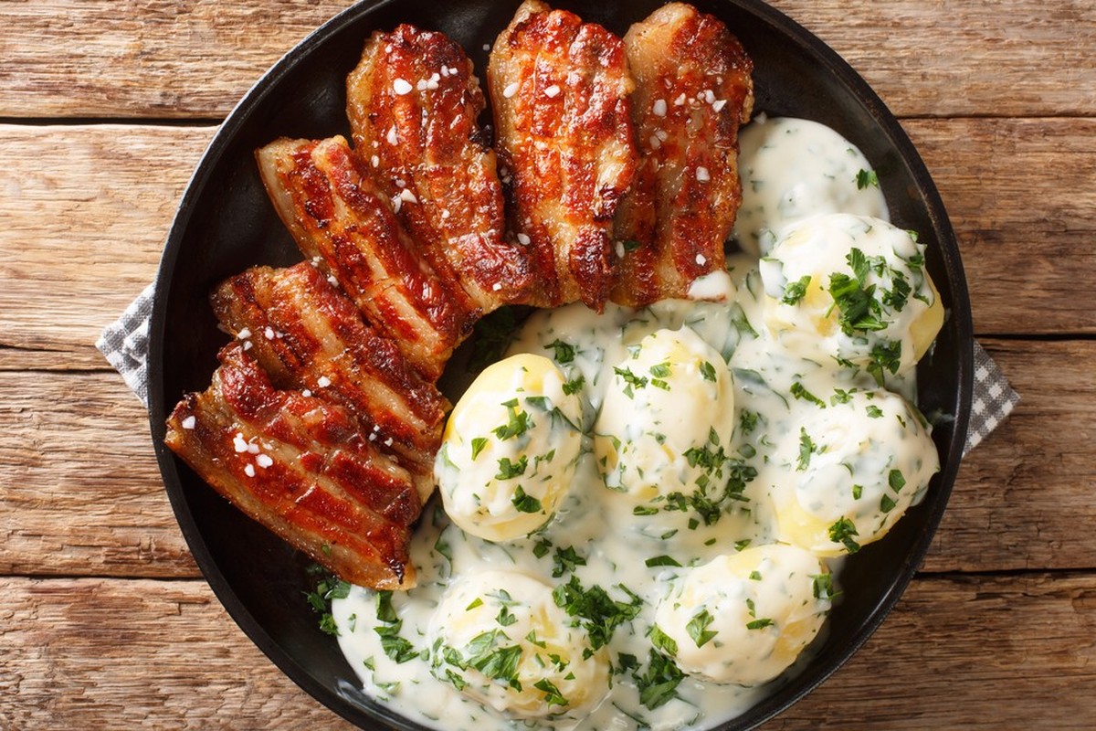Pork Belly - Schweinebauch. Stegt flaesk is a quintessential Danish dish which consists of grilled pork belly and new potato with parsley sauce.
Food essen kochen fleisch