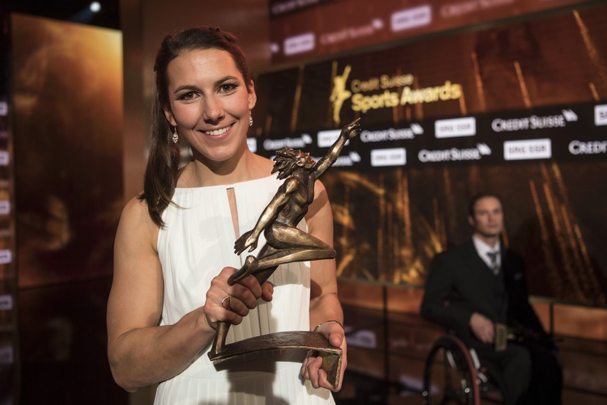 Skifahrerin Wendy Holdener erhaelt den Preis als &quot;Sportlerin des Jahres 2017&quot;, an der Verleihung des Credit Suisse Sports Awards 2017, aufgenommen am Sonntag, 10. Dezember 2017, in Zuerich.  ...