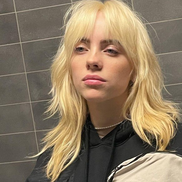 Billie Eilish trägt neu blond.