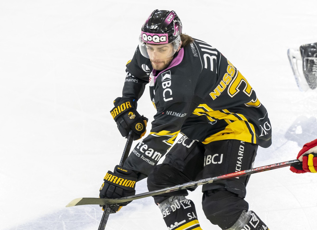 Arno Nussbaumer (HCA), links, gegen Nicolas Mueller (EHCB), rechts, im Qualifikationsspiel der Eishockey National League zwischen dem HC Ajoie und dem EHC Biel-Bienne in der Raiffeisen Arena in Porren ...